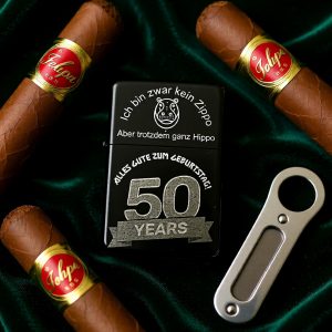 Schwarzes Benzinfeuerzeug mit Gravur – „Ich bin zwar kein Zippo, aber trotzdem ganz Hippo“ zum Geburtstag