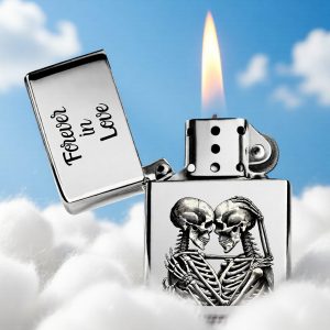 ZORR Feuerzeug silber „Forever in Love“ – graviertes Benzinfeuerzeug mit Skelett-Paar